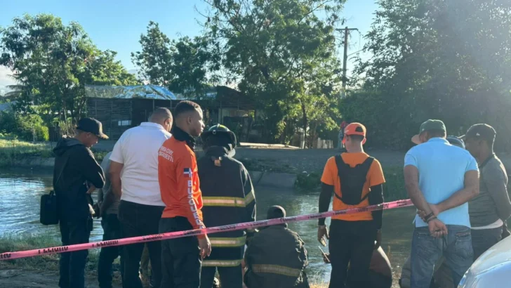 Recuperan cadáver de infante recién nacido lanzado a canal de riego en Santiago Oeste