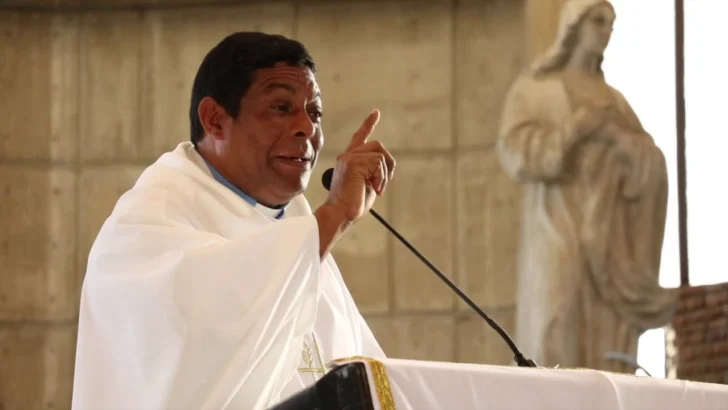 Reverendo Jiménez sobre suspensión del arzobispo Ozoria: “a Roma llega lo que a Roma va”