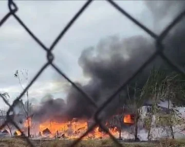 Incendio destruye fábrica de plásticos y vivienda en Las Charcas