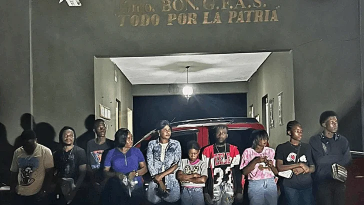 Ejército detiene a 43 extranjeros indocumentados y decomisa más de 65 mil cigarrillos en operativos en Dajabón, Elías Piña y Valverde Ejército detiene a 43 extranjeros indocumentados y decomisa más de 65 mil cigarrillos en operativos en Dajabón, Elías Piña y Valverde