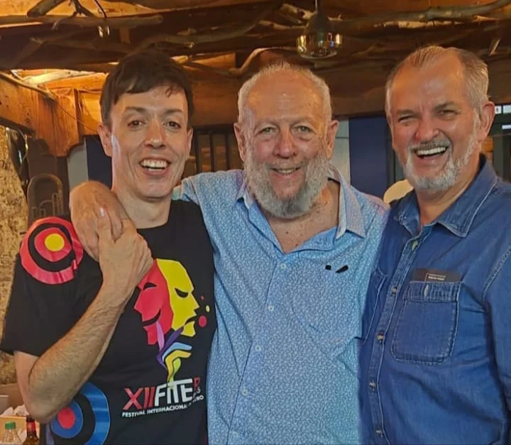  En Casa de Teatro, la vida se celebró entre abrazos y risas. Roberto Peloni, Freddy Ginebra y Danilo Ginebra unieron arte y afecto en una noche donde el teatro volvió a ser familia.