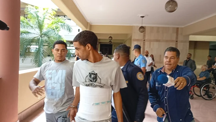 Tensión en el Palacio de Justicia de Santiago tras medida de coerción por muerte de joven en plaza Gómez Díaz & Bar