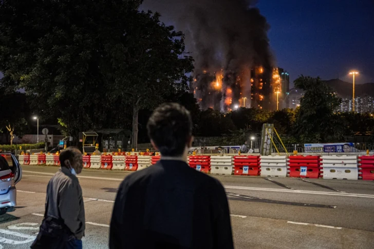 13 fallecidos en incendio de varios edificios en Hong Kong