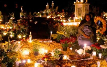  Velada de familiares en panteones en el cementerio de Oaxaca la noche del día de muertos. Fuente externa