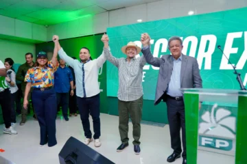 Leonel juramenta en la FP al exsenador Félix Vásquez y a dirigentes de Sánchez Ramírez Leonel juramenta en la FP al exsenador Félix Vásquez y a dirigentes de Sánchez Ramírez