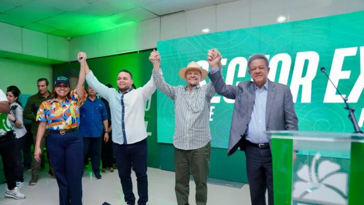 Leonel juramenta en la FP al exsenador Félix Vásquez y a dirigentes de Sánchez Ramírez