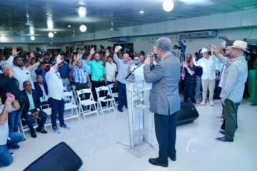 Leonel juramenta en la FP al exsenador Félix Vásquez y a dirigentes de Sánchez Ramírez