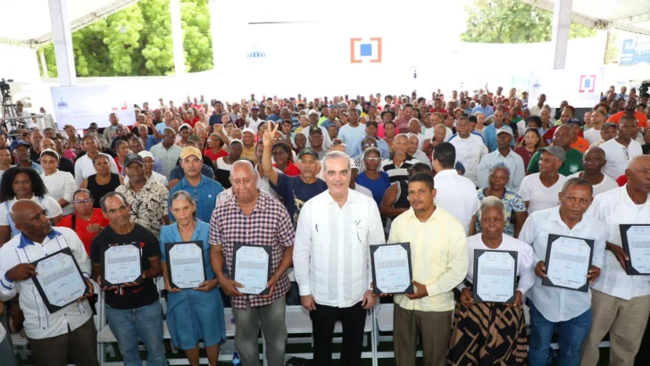 Abinader entrega 1,445 títulos de propiedad que benefician a más de 4,800 personas