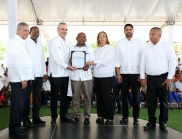 Abinader entrega 1,445 títulos de propiedad que benefician a más de 4,800 personas