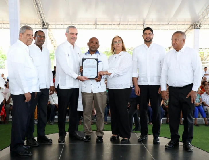 Abinader entrega 1,445 títulos de propiedad que benefician a más de 4,800 personas Abinader entrega 1,445 títulos de propiedad que benefician a más de 4,800 personas