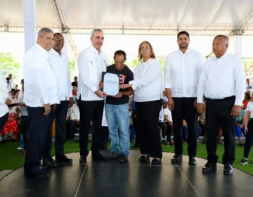 Abinader entrega 1,445 títulos de propiedad que benefician a más de 4,800 personas