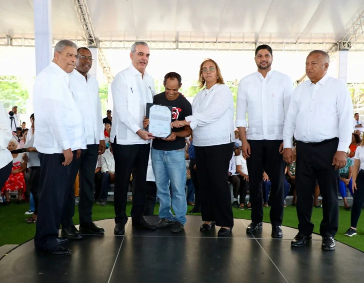 Abinader entrega 1,445 títulos de propiedad que benefician a más de 4,800 personas Abinader entrega 1,445 títulos de propiedad que benefician a más de 4,800 personas