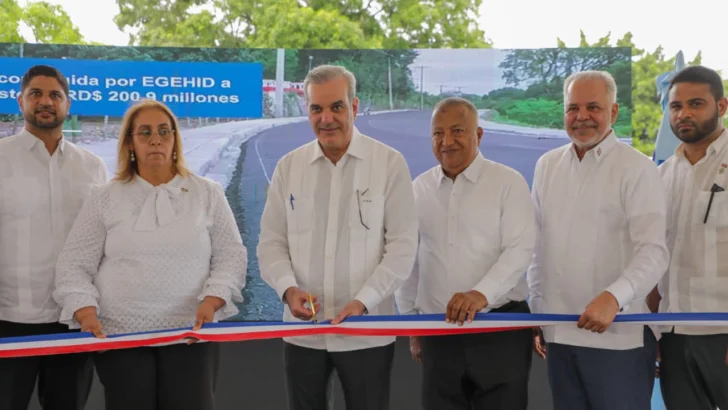 Abinader inaugura tramo carretero Sabana Toro–La Rosa y paga vieja deuda social