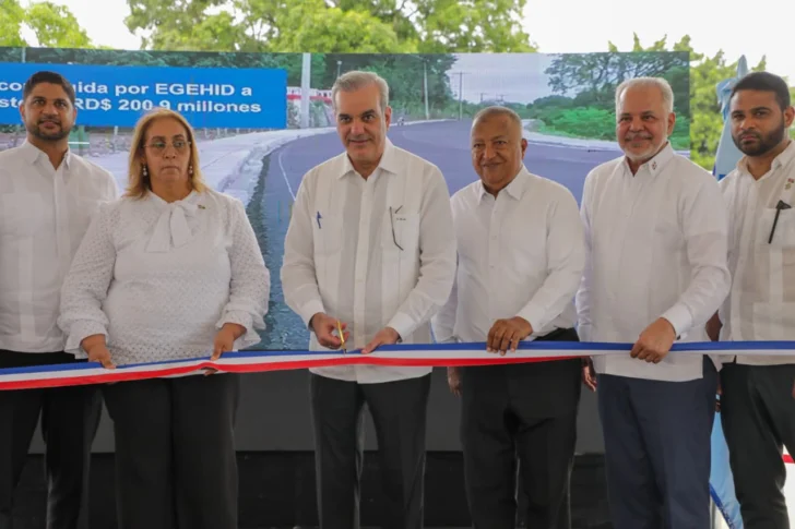 Abinader inaugura tramo carretero Sabana Toro–La Rosa y paga vieja deuda social