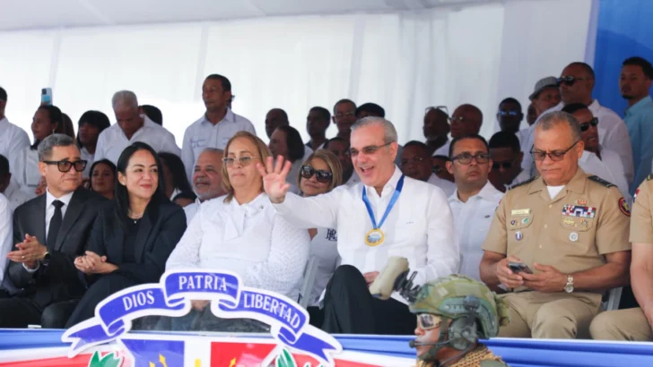 Abinader encabeza desfile estudiantil, cívico-militar y policial por el 181 aniversario de la Constitución