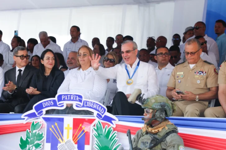 Abinader encabeza desfile estudiantil, cívico-militar y policial por el 181 aniversario de la Constitución