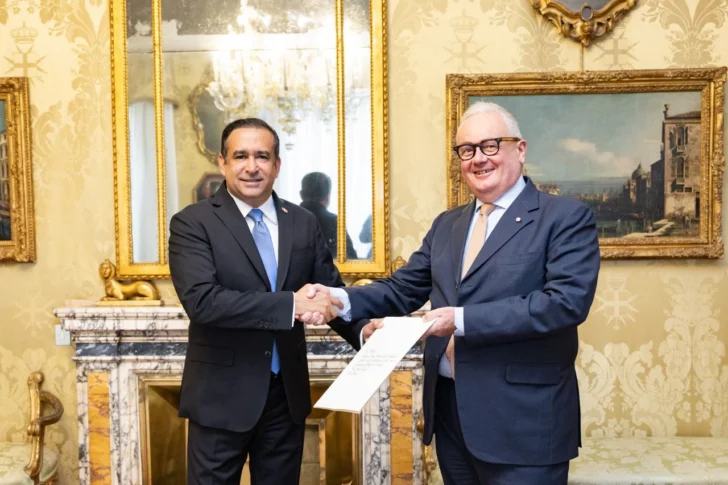 Embajador Víctor Suárez entrega las copias de cartas credenciales al secretario general de Asuntos Exteriores de la Orden de Malta