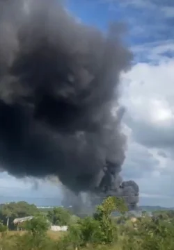 Incendio destruye fábrica de plásticos y vivienda en Las Charcas