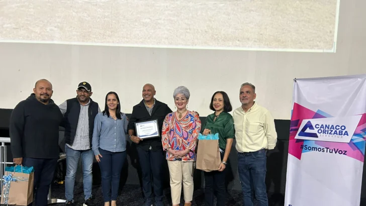 Salvador Batista participa en conferencia “El ABC del Periodismo Turístico” en Orizaba, Veracruz, México