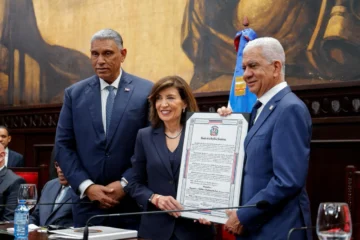  Jesús Vásquez Martínez, cónsul dominicano en la ciudad de Nueva York, la gobernadora de Nueva York, Kathleen Courtney Hochul y el presidente del Senado, Ricardo de los Santos. Fuente externa