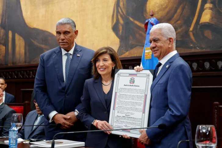  Jesús Vásquez Martínez, cónsul dominicano en la ciudad de Nueva York, la gobernadora de Nueva York, Kathleen Courtney Hochul y el presidente del Senado, Ricardo de los Santos. Fuente externa