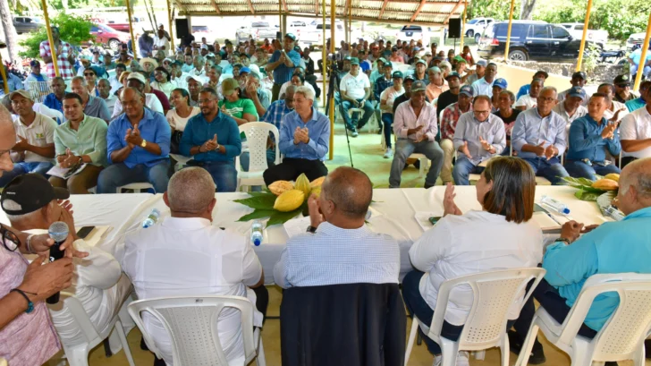 Agricultura entrega 10 mil plántulas de cacao a productores región Este Agricultura entrega 10 mil plántulas de cacao a productores región Este