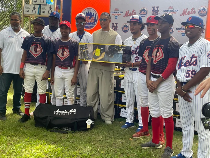 Mets de NY celebra su jornada donación anual de equipos deportivos con Juan Soto como invitado