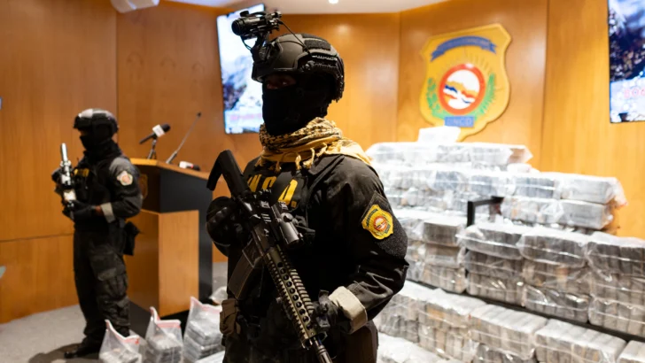 Incautan 806 paquetes de presunta cocaína y apresan a tres hombres Incautan 806 paquetes de presunta cocaína y apresan a tres hombres