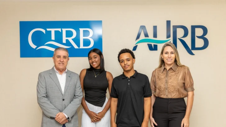 AHRB otorga becas completas a jóvenes meritorios de La Romana para estudiar Turismo