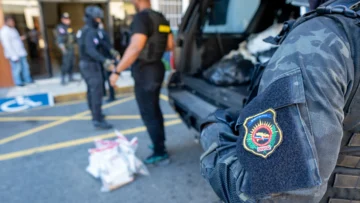 Detienen dos hombres con 171 paquetes de presunta cocaína y cinco de marihuana