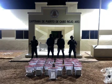 Detienen dos hombres con 171 paquetes de presunta cocaína y cinco de marihuana Detienen dos hombres con 171 paquetes de presunta cocaína y cinco de marihuana
