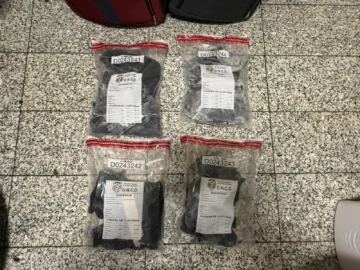 Detienen extranjera en el AILA con cuatro paquetes de presunta cocaína