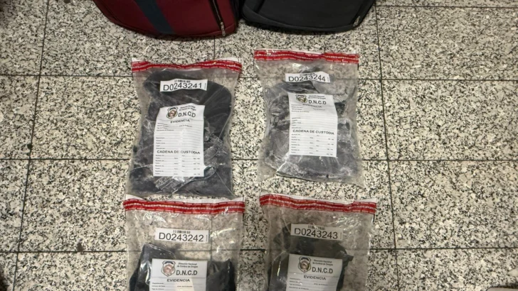 Detienen extranjera en el AILA con cuatro paquetes de presunta cocaína