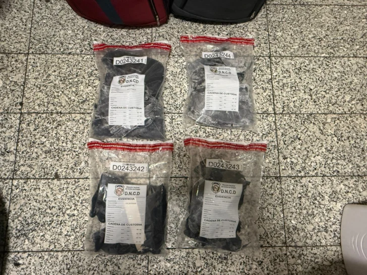Detienen extranjera en el AILA con cuatro paquetes de presunta cocaína
