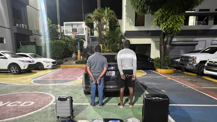 Arrestan dos hombres con maleta llena de prendas de vestir impregnadas de presunta cocaína