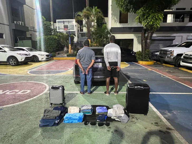 Arrestan dos hombres con maleta llena de prendas de vestir impregnadas de presunta cocaína