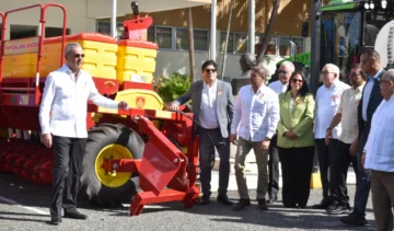 Abinader entrega maquinarias para producción de arroz Abinader entrega maquinarias para producción de arroz