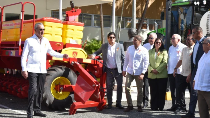 Abinader entrega maquinarias para producción de arroz 