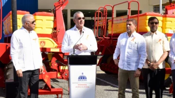 Abinader entrega maquinarias para producción de arroz 