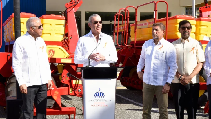 Abinader entrega maquinarias para producción de arroz Abinader entrega maquinarias para producción de arroz