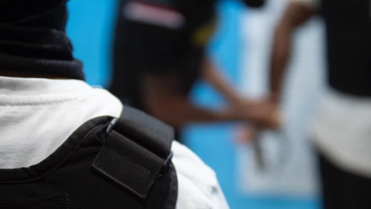 Arrestan a alias el Cojo en Hato Mayor con drogas y una pistola