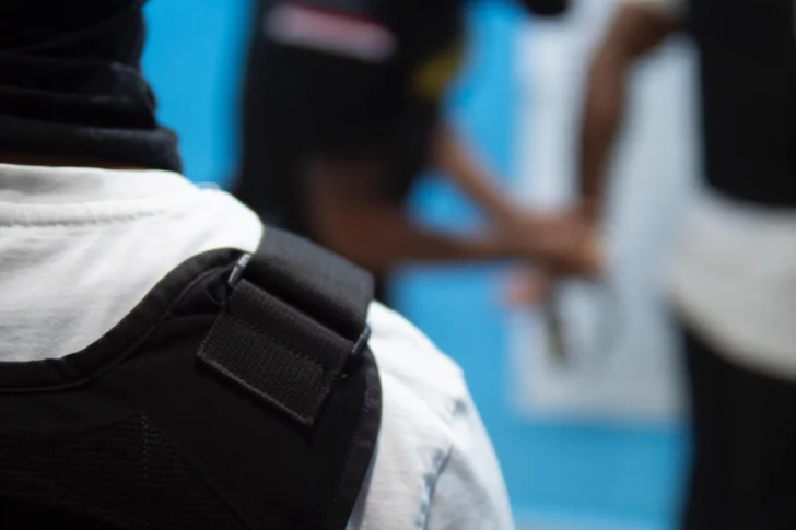 Arrestan a alias el Cojo en Hato Mayor con drogas y una pistola