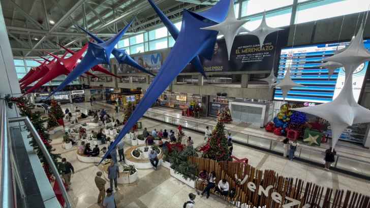 Venezuela insta a aerolíneas a reanudar sus vuelos antes del mediodía del miércoles