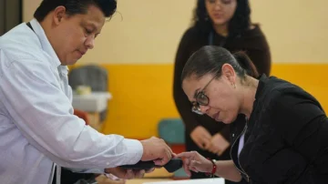 Honduras elige a un nuevo presidente en unas reñidas elecciones marcadas por las amenazas de Trump Honduras elige a un nuevo presidente en unas reñidas elecciones marcadas por las amenazas de Trump