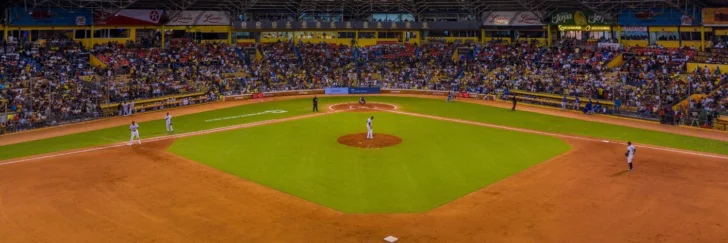 Águilas sobrevuela a los otros equipos que miran su vuelo