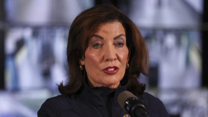 Gobernadora de Nueva York ordena financiación de cupones de alimentos antes de viajar a RD