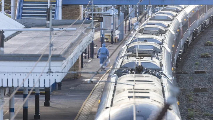 Un joven británico detenido en uno de los ataques más graves del país en un tren a Londres