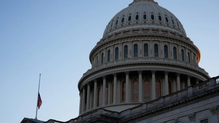 Senadores republicanos y demócratas alcanzan acuerdo para reabrir gobierno federal