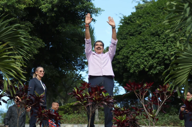  CARACAS (VENEZUELA), 13/11/2025.- El presidente de Venezuela, Nicolás Maduro, saluda a simpatizantes durante la Gran Marcha de la juventud comunera este jueves, en Caracas (Venezuela). Maduro denunció que en Estados Unidos 