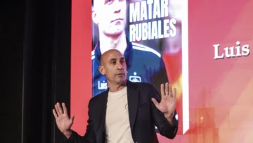 Luis Rubiales es atacado con huevos por su tío durante la presentación de su libro Luis Rubiales es atacado con huevos por su tío durante la presentación de su libro